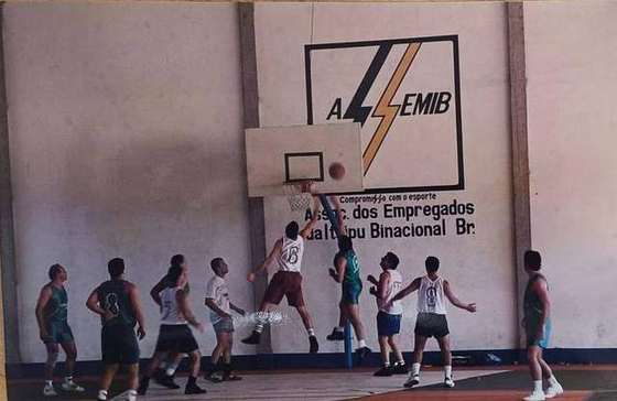 Jogo de basquete no ginásio da Associação