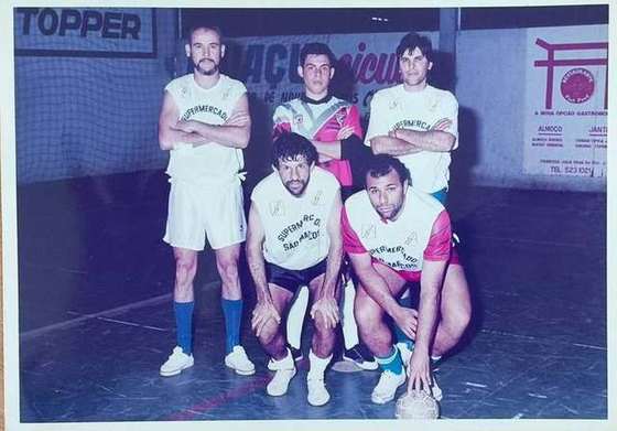 Equipe de futsal em torneio noturno