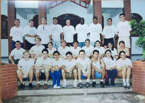 Equipe reunida na sede social