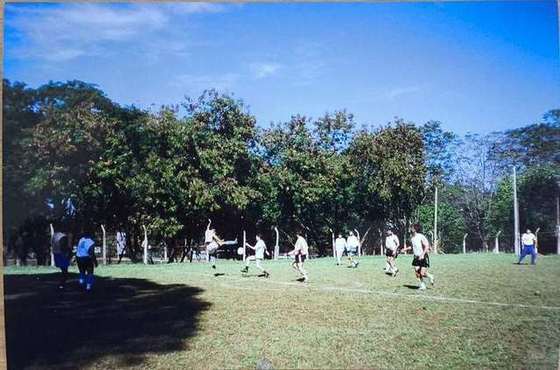 Partida de futebol no campo da ASSEMIB