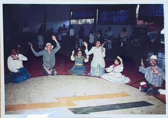 Apresentação cultural em noite festiva