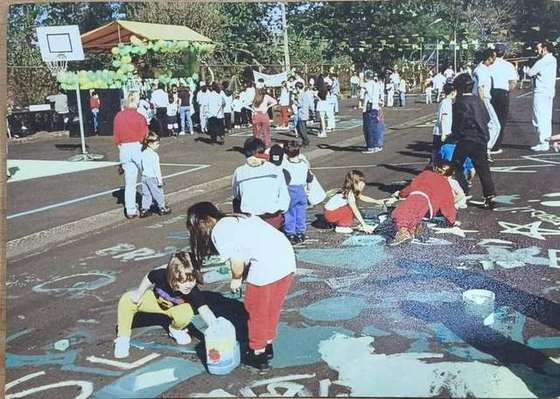 Pintura de rua com filhos de associados